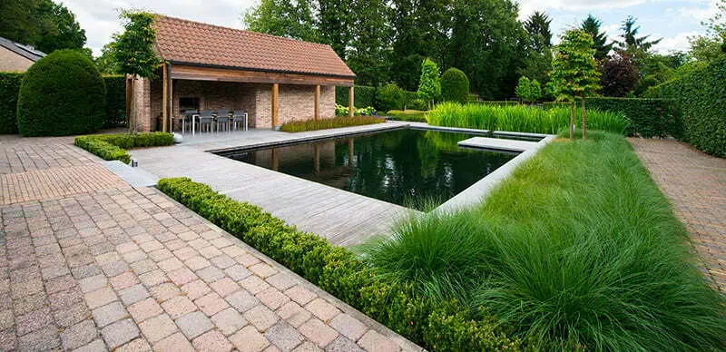 Strakke lijnen landelijke tuin