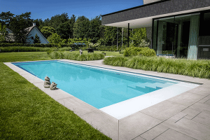Eigen zwembad in tuin