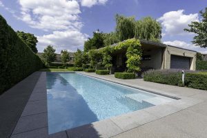 Landelijk tuinmet zwembad