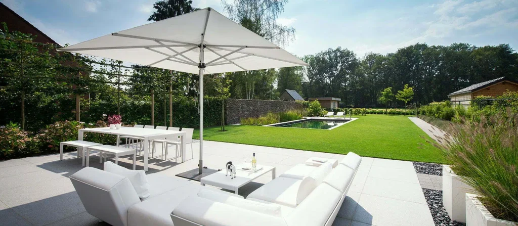 Moderne tuin met zwemvijver.jpg