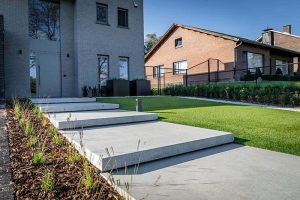 Moderne voortuin met kunstgras