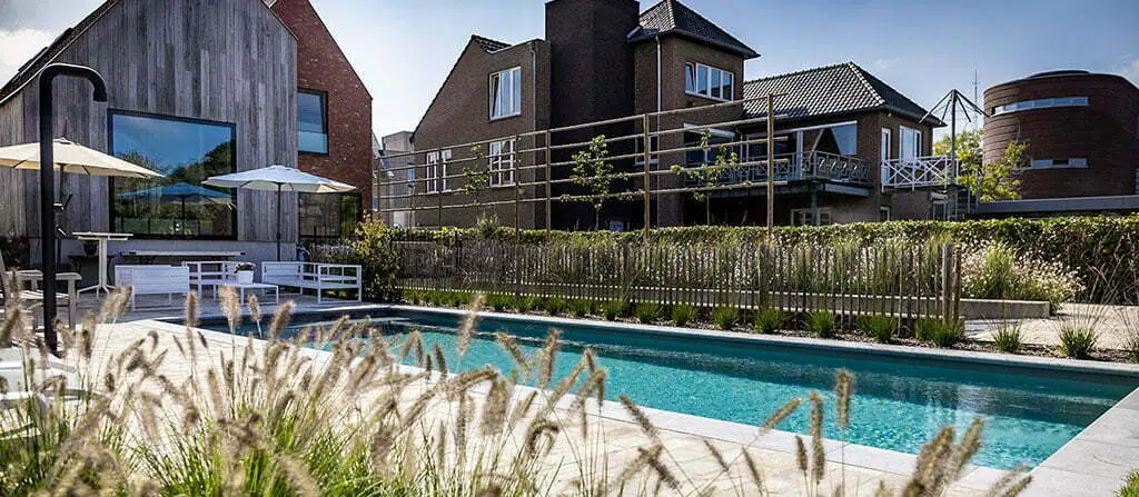 Tuin met zwembad lanaken.jpg